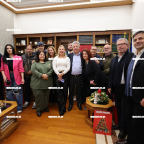 ΑΝΤΑΛΛΑΓΗ ΕΥΧΩΝ ΔΗΜΟΣΙΟΓΡΑΦΩΝ - ΠΕΡΙΦΕΡΙΑΡΧΗ  ΣΤΗΝ ΠΕΡΙΦΕΡΕΙΑ