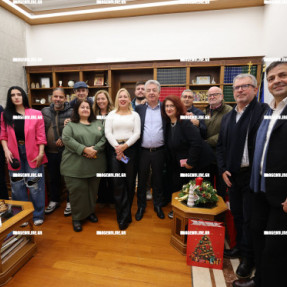 ΑΝΤΑΛΛΑΓΗ ΕΥΧΩΝ ΔΗΜΟΣΙΟΓΡΑΦΩΝ - ΠΕΡΙΦΕΡΙΑΡΧΗ  ΣΤΗΝ ΠΕΡΙΦΕΡΕΙΑ