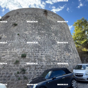 ΠΤΩΣΗ 19ΧΡΟΝΟΥ ΑΠΟ ΤΑ ΤΕΙΧΗ ΣΤΟ ΑΓΑΛΜΑ ΤΟΥ ΒΕΝΙΖΕΛΟΥ