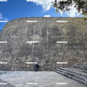 ΠΤΩΣΗ 19ΧΡΟΝΟΥ ΑΠΟ ΤΑ ΤΕΙΧΗ ΣΤΟ ΑΓΑΛΜΑ ΤΟΥ ΒΕΝΙΖΕΛΟΥ