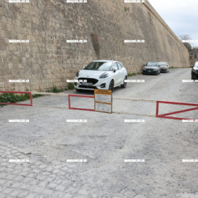 ΣΦΡΑΓΙΣΤΗΚΑΝΕ ΤΑ ΠΑΡΚΙΝΓΚ ΤΟΥ ΣΤΑ ΤΕΙΧΗ