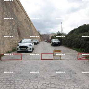 ΣΦΡΑΓΙΣΤΗΚΑΝΕ ΤΑ ΠΑΡΚΙΝΓΚ ΤΟΥ ΣΤΑ ΤΕΙΧΗ