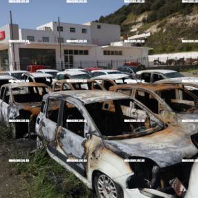 ΦΩΤΙΑ ΣΕ ΜΑΝΤΡΑ ΑΥΤΟΚΙΝΗΤΩΝ ΣΤΟ ΔΡΟΜΟ ΗΡΑΚΛΕΙΟΥ ΜΟΙΡΩΝ