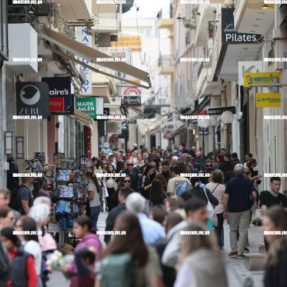 ΓΕΜΑΤΟ ΤΟΥΡΙΣΤΕΣ Κ ΚΟΣΜΟ ΤΟ ΚΕΝΤΡΟ