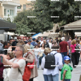 ΓΕΜΑΤΟ ΤΟΥΡΙΣΤΕΣ Κ ΚΟΣΜΟ ΤΟ ΚΕΝΤΡΟ
