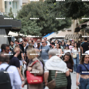 ΓΕΜΑΤΟ ΤΟΥΡΙΣΤΕΣ Κ ΚΟΣΜΟ ΤΟ ΚΕΝΤΡΟ