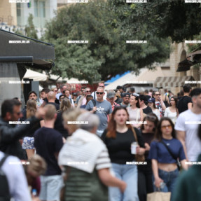 ΓΕΜΑΤΟ ΤΟΥΡΙΣΤΕΣ Κ ΚΟΣΜΟ ΤΟ ΚΕΝΤΡΟ