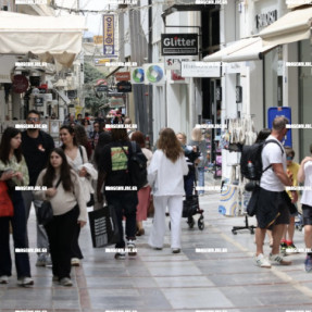 ΓΕΜΑΤΟ ΤΟΥΡΙΣΤΕΣ Κ ΚΟΣΜΟ ΤΟ ΚΕΝΤΡΟ