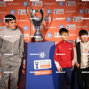 ΤΟ ΚΥΠΕΛΛΟ ΕΛΛΑΔΟΣ ΣΤΗΝ ΠΛΑΤΕΙΑ ΑΓΙΟΥ ΤΙΤΟΥ