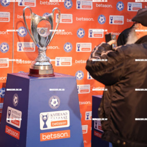 ΤΟ ΚΥΠΕΛΛΟ ΕΛΛΑΔΟΣ ΣΤΗΝ ΠΛΑΤΕΙΑ ΑΓΙΟΥ ΤΙΤΟΥ