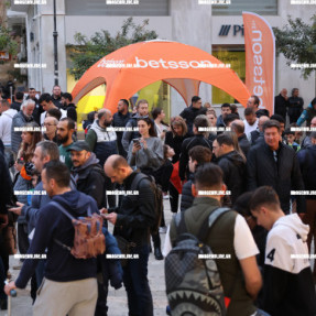 ΤΟ ΚΥΠΕΛΛΟ ΕΛΛΑΔΟΣ ΣΤΗΝ ΠΛΑΤΕΙΑ ΑΓΙΟΥ ΤΙΤΟΥ