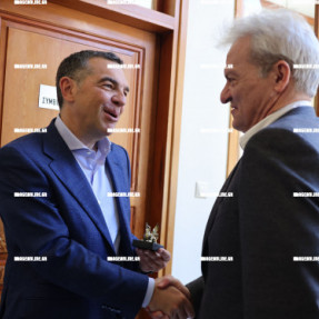 ΣΥΝΑΝΤΗΣΗ ΚΑΛΟΚΑΙΡΙΝΟΥ ΜΕ ΤΣΙΠΡΑ ΣΤΗΝ ΛΟΤΖΙΑ