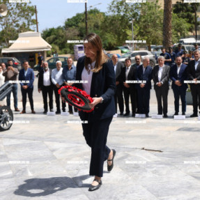 ΚΑΤΑΘΕΣΗ ΣΤΕΦΑΝΩΝ ΓΙΑ ΤΗ ΜΑΧΗ ΤΗΣ ΚΡΗΤΗΣ