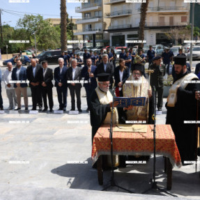 ΚΑΤΑΘΕΣΗ ΣΤΕΦΑΝΩΝ ΓΙΑ ΤΗ ΜΑΧΗ ΤΗΣ ΚΡΗΤΗΣ