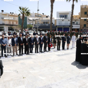 ΚΑΤΑΘΕΣΗ ΣΤΕΦΑΝΩΝ ΓΙΑ ΤΗ ΜΑΧΗ ΤΗΣ ΚΡΗΤΗΣ