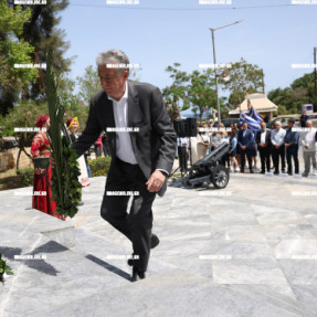 ΚΑΤΑΘΕΣΗ ΣΤΕΦΑΝΩΝ ΓΙΑ ΤΗ ΜΑΧΗ ΤΗΣ ΚΡΗΤΗΣ