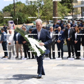 ΚΑΤΑΘΕΣΗ ΣΤΕΦΑΝΩΝ ΓΙΑ ΤΗ ΜΑΧΗ ΤΗΣ ΚΡΗΤΗΣ