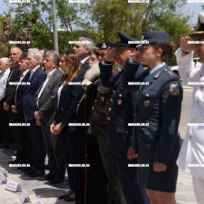 ΚΑΤΑΘΕΣΗ ΣΤΕΦΑΝΩΝ ΓΙΑ ΤΗ ΜΑΧΗ ΤΗΣ ΚΡΗΤΗΣ
