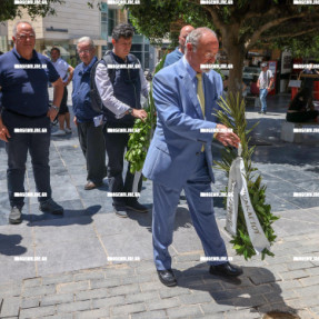 ΚΑΤΑΘΕΣΗ ΣΤΕΦΑΝΩΝ ΣΤΗΝ ΤΑΓΜΑΤΑΡΧΟΥ ΤΖΟΥΛΑΚΗ