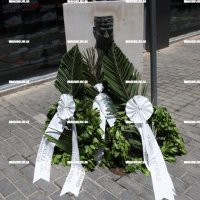 ΚΑΤΑΘΕΣΗ ΣΤΕΦΑΝΩΝ ΣΤΗΝ ΤΑΓΜΑΤΑΡΧΟΥ ΤΖΟΥΛΑΚΗ