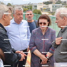 Η ΛΙΝΑ ΜΕΝΔΩΝΗ ΣΤΑ ΤΕΙΧΗ