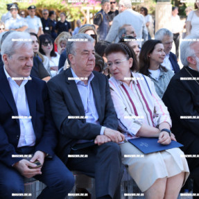 Η ΛΙΝΑ ΜΕΝΔΩΝΗ ΣΤΗΝ ΚΝΩΣΣΟ