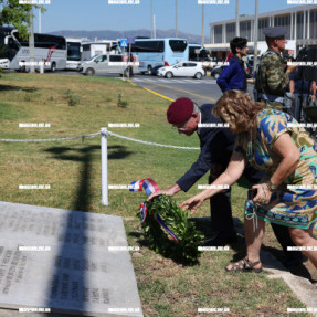 ΚΑΤΑΘΕΣΗ ΣΤΕΦΑΝΩΝ ΓΙΑ ΤΗΝ ΕΠΕΤΕΙΟ ΤΟΥ ΣΑΜΠΟΤΑΖ ΤΟΥ ΑΕΡΟΔΡΟΜΙΟΥ