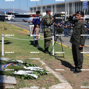 ΚΑΤΑΘΕΣΗ ΣΤΕΦΑΝΩΝ ΓΙΑ ΤΗΝ ΕΠΕΤΕΙΟ ΤΟΥ ΣΑΜΠΟΤΑΖ ΤΟΥ ΑΕΡΟΔΡΟΜΙΟΥ