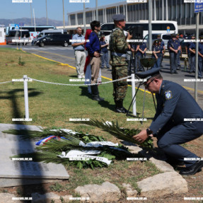 ΚΑΤΑΘΕΣΗ ΣΤΕΦΑΝΩΝ ΓΙΑ ΤΗΝ ΕΠΕΤΕΙΟ ΤΟΥ ΣΑΜΠΟΤΑΖ ΤΟΥ ΑΕΡΟΔΡΟΜΙΟΥ