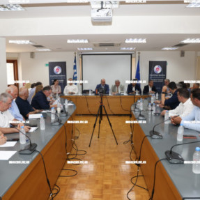 Συνάντηση του Υφυπουργού Οιοινομικών Δημήτρη Μαρκοπούλου με εκπροσώπους παραγωγικών φορέων στο Επιμελητήριο Ηρακλείου