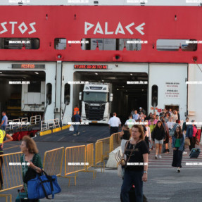 ΑΦΙΞΗ ΜΙΝΩΙΚΩΝ ΓΡΑΜΜΩΝ ΣΤΟ ΛΙΜΑΝΙ ΤΟΥ ΗΡΑΚΛΕΙΟΥ