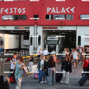 ΑΦΙΞΗ ΜΙΝΩΙΚΩΝ ΓΡΑΜΜΩΝ ΣΤΟ ΛΙΜΑΝΙ ΤΟΥ ΗΡΑΚΛΕΙΟΥ