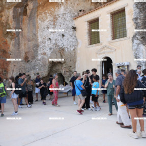 ΔΕΚΑΠΕΝΤΑΥΓΟΥΣΤΟΣ ΜΟΝΗ ΦΑΝΕΡΩΜΕΝΗΣ ΙΕΡΑΠΕΤΡΑΣ