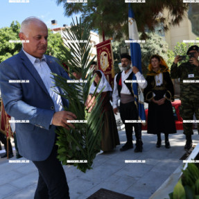 ΚΑΤΑΘΕΣΗ ΣΤΕΦΑΝΩΝ ΣΤΟ ΜΝΗΜΕΙΟ ΜΙΚΡΑΣΙΑΤΩΝ