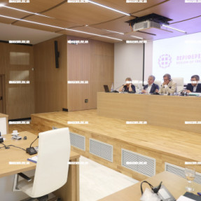 ΣΥΣΚΕΨΗ ΕΡΓΑΣΙΑΣ ΠΑΡΟΥΣΙΑ ΤΟΥ ΔΙΕΥΘΥΝΤΗ ΕΥΡΩΠΑΙΚΗΣ ΕΠΙΤΡΟΠΗΣ ΜΕ ΦΟΡΕΙΣ ΣΤΗΝ ΠΕΡΙΦΕΡΕΙΑ