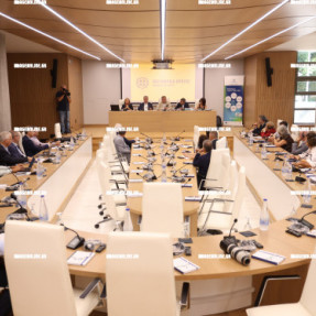 ΣΥΣΚΕΨΗ ΕΡΓΑΣΙΑΣ ΠΑΡΟΥΣΙΑ ΤΟΥ ΔΙΕΥΘΥΝΤΗ ΕΥΡΩΠΑΙΚΗΣ ΕΠΙΤΡΟΠΗΣ ΜΕ ΦΟΡΕΙΣ ΣΤΗΝ ΠΕΡΙΦΕΡΕΙΑ