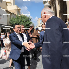 ΕΠΙΣΚΕΨΗ ΤΟΥ ΚΙΝΕΖΟΥ ΠΡΕΣΒΗ ΣΤΗΝ ΕΚΘΕΣΗ ΦΩΤΟΓΡΑΦΙΑΣ ΣΤΗΝ ΛΟΤΖΙΑ     