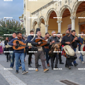 ΚΑΝΤΑΔΑ ΜΕ ΑΣΚΟΜΑΝΤΟΥΡΕΣ ΣΤΟ ΚΕΝΤΡΟ