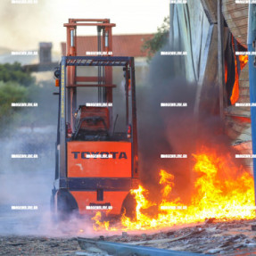 ΦΩΤΙΑ ΣΕ ΕΡΓΟΣΤΆΣΙΟ ΣΤΗΝ ΦΟΙΝΙΚΙΆ