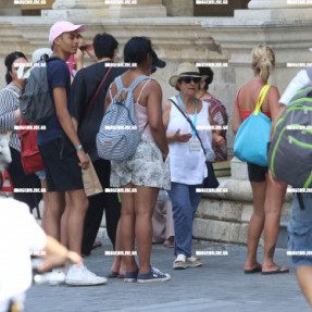 ΤΟΥΡΙΣΤΕΣ ΣΤΟ ΚΕΝΤΡΟ ΤΗΣ ΠΟΛΗΣ