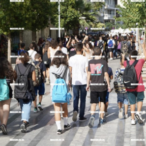 ΠΟΡΕΙΑ ΜΑΘΗΤΩΝ ΓΙΑ ΤΑ ΜΕΤΡΑ ΚΟΡΩΝΟΙΟΥ