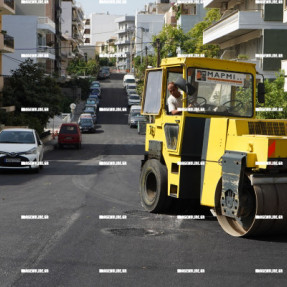 ΕΠΙΣΚΕΨΗ ΤΟΥ ΔΗΜΑΡΧΟΥ ΣΤΑ ΕΡΓΑ ΑΣΦΑΛΤΟΣΤΡΩΣΗΣ ΠΙΣΩ ΑΠΟ ΤΟ ΕΡΓΑΤΙΚΟ ΚΕΝΤΡΟ