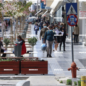 ΚΟΣΜΟΣ ΣΤΟ ΚΕΝΤΡΟ ΤΗΣ ΠΟΛΗΣ