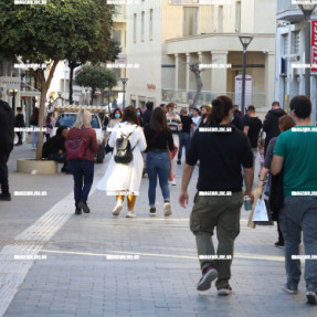 ΚΟΣΜΟΣ ΣΤΟ ΚΕΝΤΡΟ ΤΗΣ ΠΟΛΗΣ