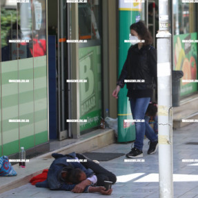 ΑΣΤΕΓΟΙ ΚΟΙΜΟΥΝΤΑΙ ΣΤΗΝ ΜΕΣΗ ΤΗΣ ΑΓΟΡΑΣ