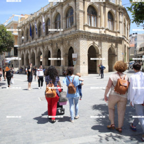 ΓΕΜΑΤΟ ΚΟΣΜΟ ΤΟ ΚΕΝΤΡΟ ΤΟΥ ΗΡΑΚΛΕΙΟΥ