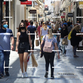 ΚΟΣΜΟΣ ΣΤΟ ΚΕΝΤΡΟ ΤΗΣ ΠΟΛΗΣ