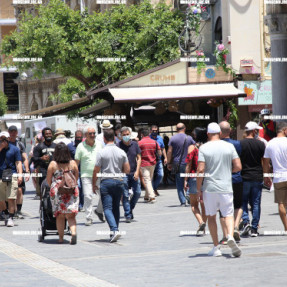 ΚΟΣΜΟΣ ΣΤΟ ΚΕΝΤΡΟ ΤΗΣ ΠΟΛΗΣ