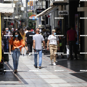 ΚΟΣΜΟΣ ΣΤΙΣ ΚΑΦΕΤΕΡΙΕΣ ΚΑΙ ΣΤΟ ΚΕΝΤΡΟ