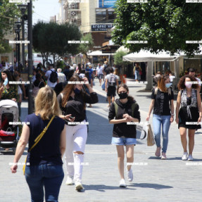 ΚΟΣΜΟΣ ΣΤΙΣ ΚΑΦΕΤΕΡΙΕΣ ΚΑΙ ΣΤΟ ΚΕΝΤΡΟ